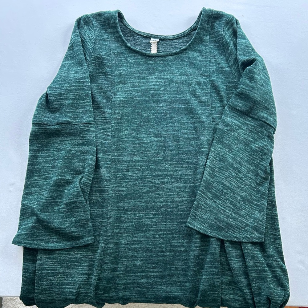 Long loose fit flowing shirt/dress in green.